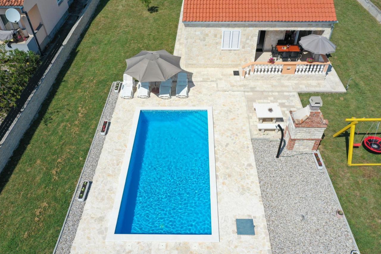 Villa Stone House With Pool Nin Exterior photo