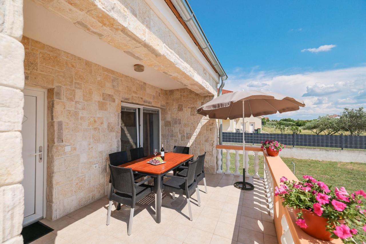 Villa Stone House With Pool Nin Exterior photo